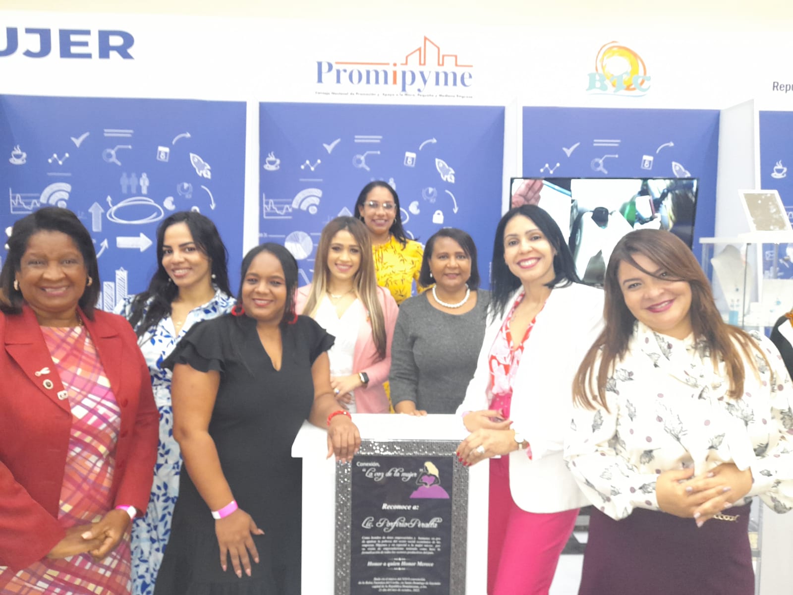 Ejecutivas Promipyme asisten a charla: “Retos de la Economía Dominicana ante un entorno internacional cambiante”